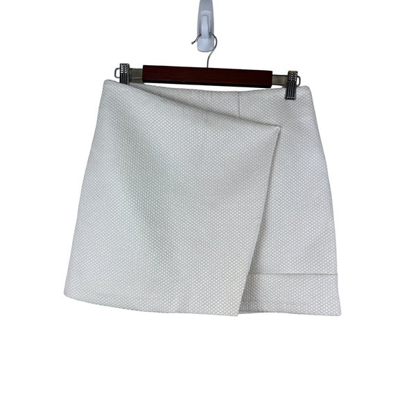 Top Shop Dresses & Skirts - Top Shop White Faux Wrap Textured Mini Short Skirt Women's Size 6
